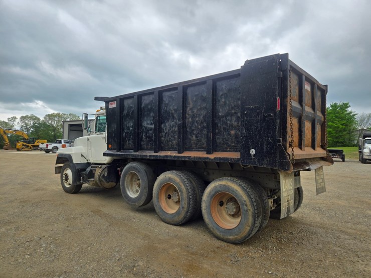 2001-mack-rd690s-image-11