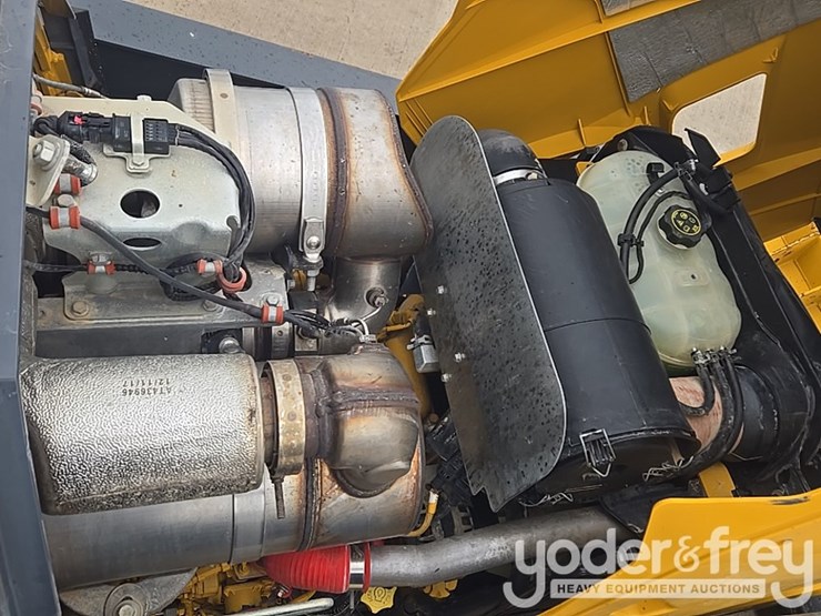 2018-deere-310l-image-57