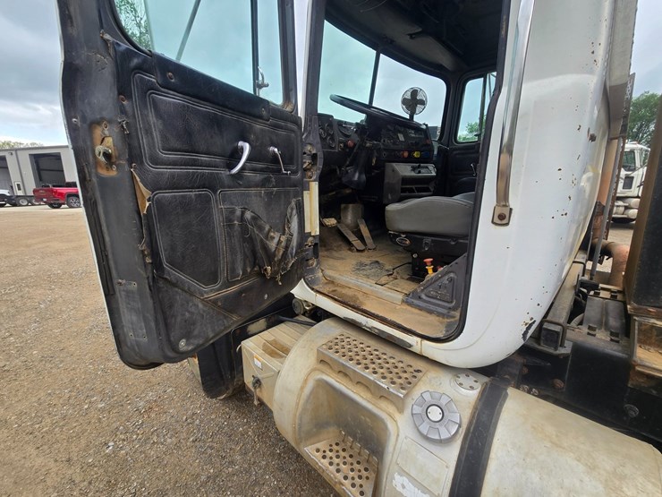 1996-mack-rd690s-image-57