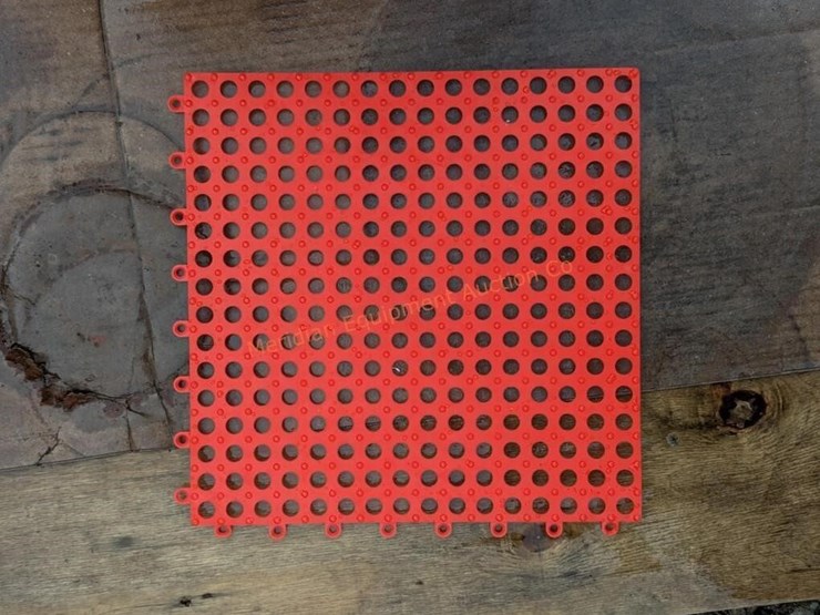 ~72--red-interlocking-rubber-floor-tiles-image-7