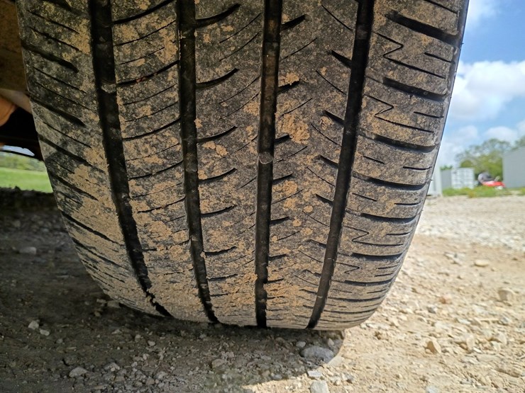 2005-chevrolet-suburban-image-79