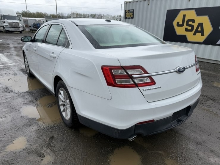 2014-ford-taurus-sedan-image-6