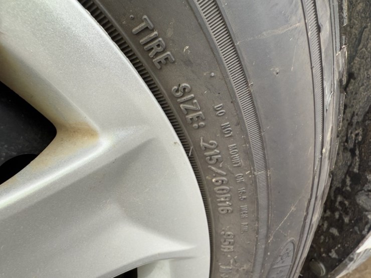 2014-ford-fusion-sedan-image-16