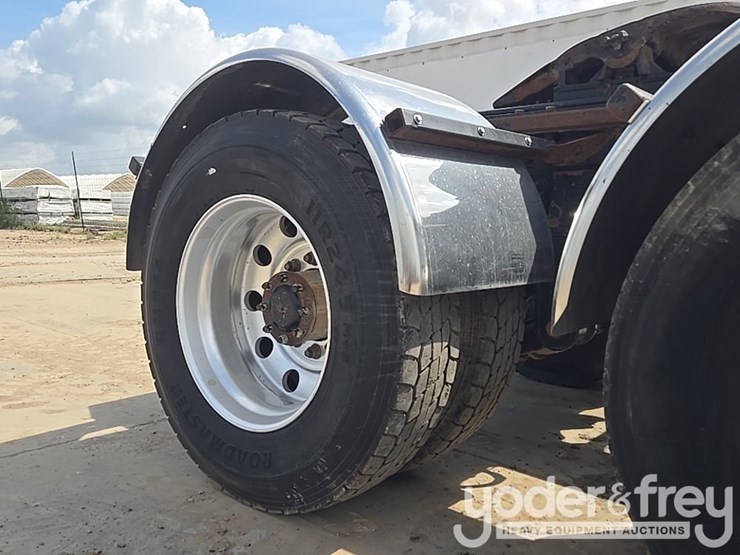 2014-kenworth-t880-image-26