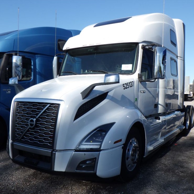 2020 VOLVO VNL860