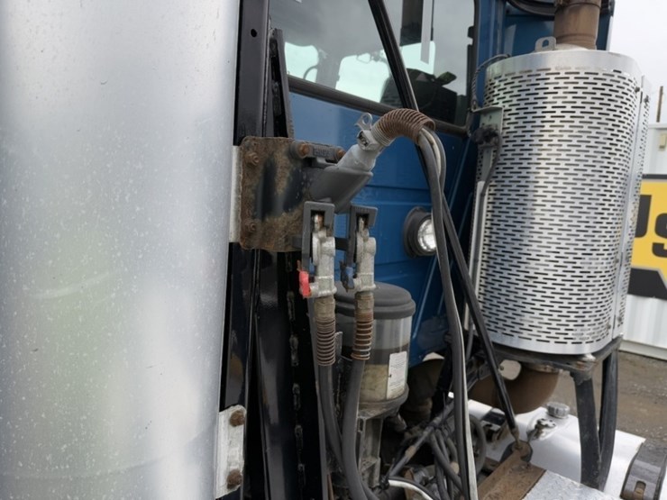 mack-cxu-tri-axle-truck-tractor-image-21