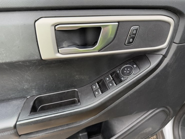 2020-ford-explorer-image-26