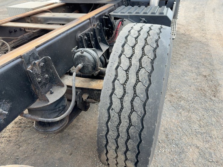 2015-caterpillar-ct660-image-26