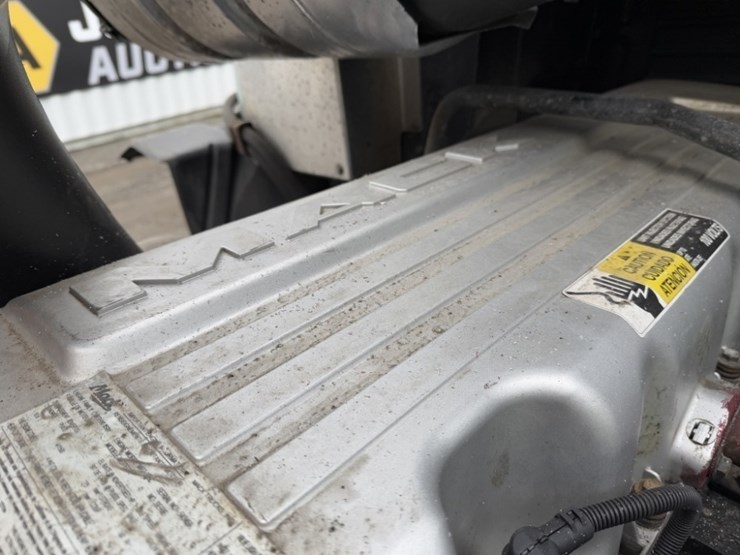 2013-mack-cxu613-tri-axle-truck-tractor-image-14