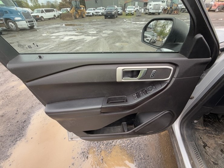 2020-ford-explorer-image-27