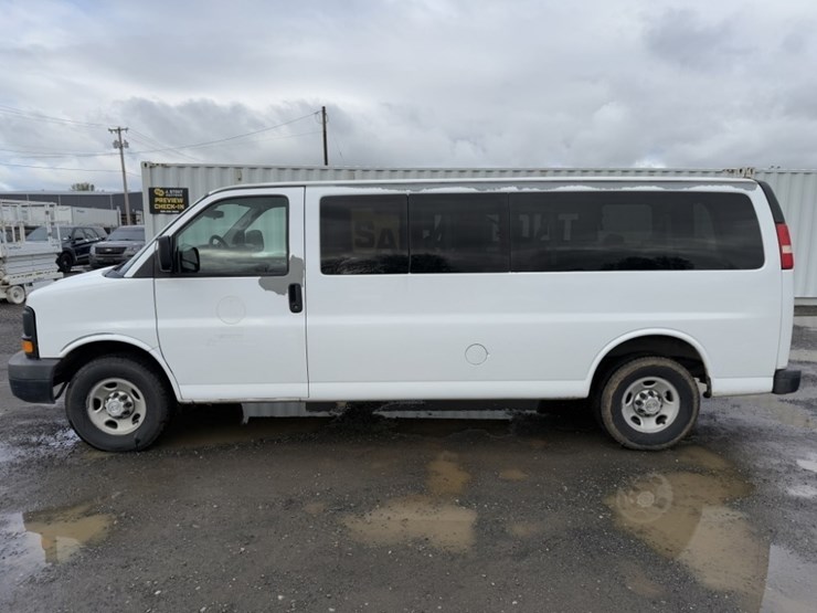 2017-chevrolet-express-3500-image-7