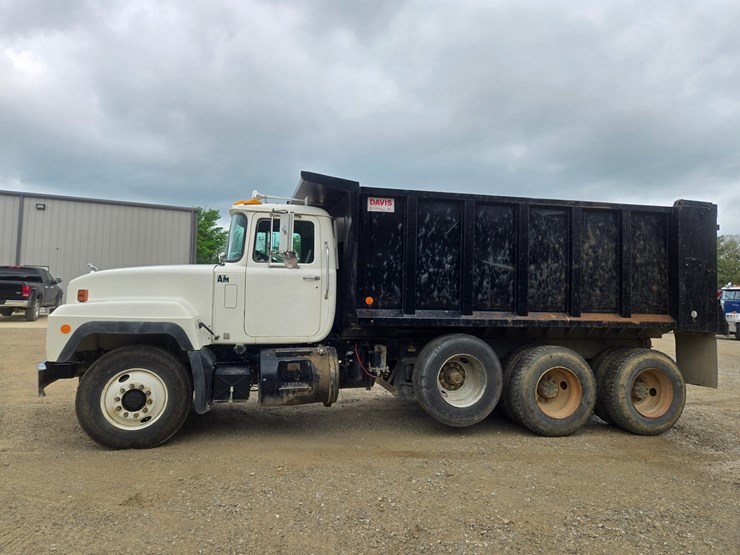 2001-mack-rd690s-image-6