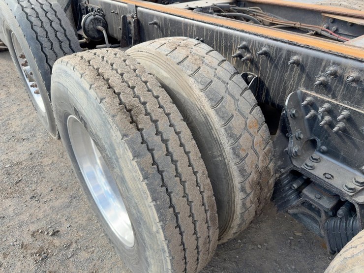 2015-caterpillar-ct660-image-21