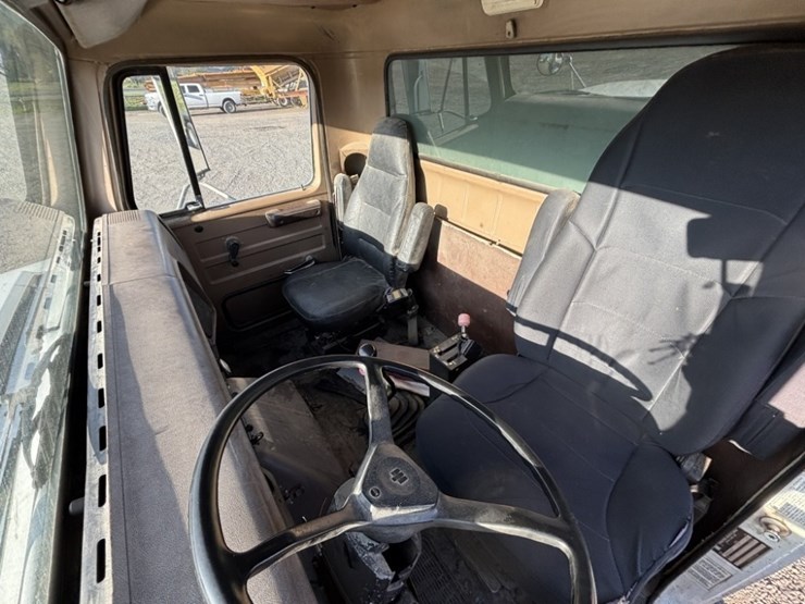 1985-international-4700-image-26