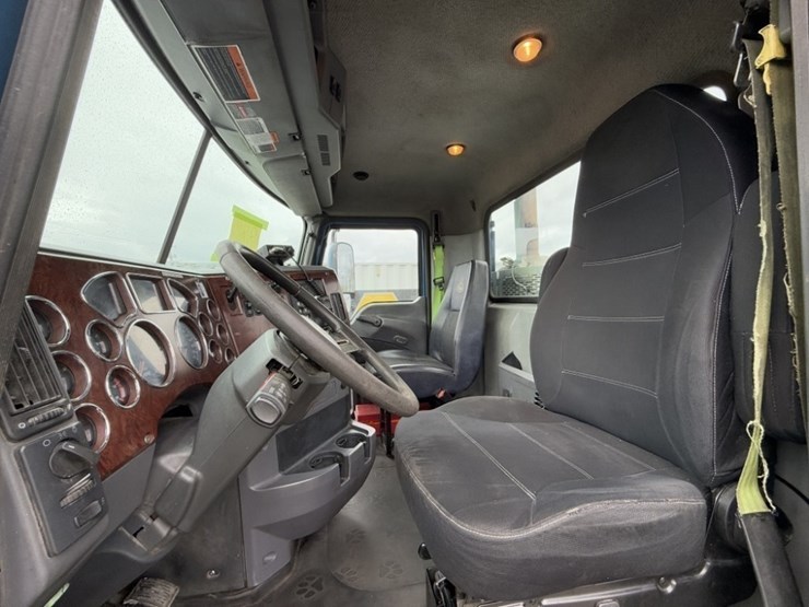 mack-cxu-tri-axle-truck-tractor-image-22