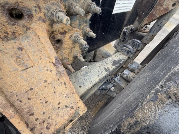 2013-mack-cxu613-tri-axle-truck-tractor-image-22