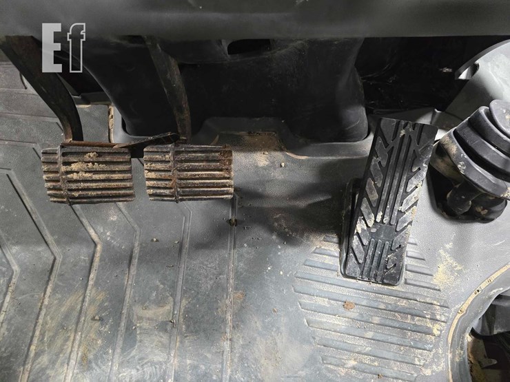 2016-caterpillar-415f2-image-21