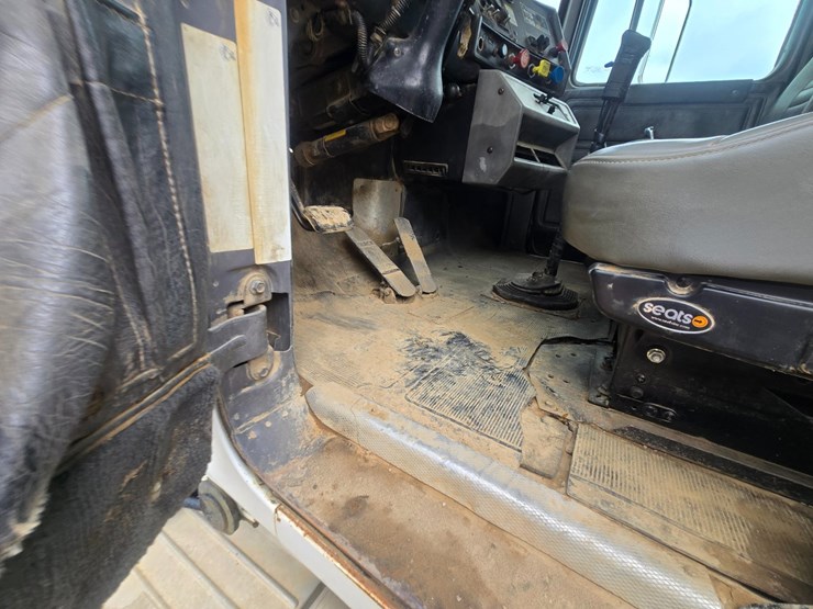 1996-mack-rd690s-image-59