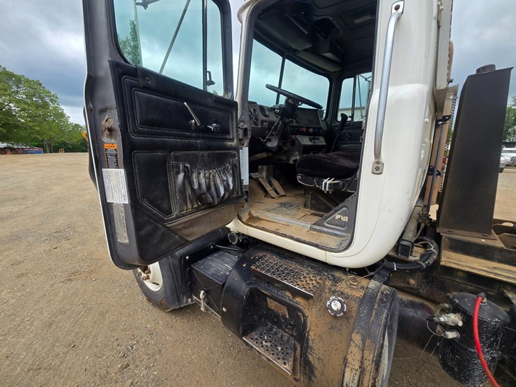 2001-mack-rd690s-image-65