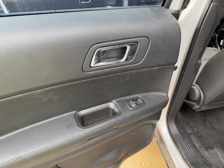 2017-ford-explorer-image-25