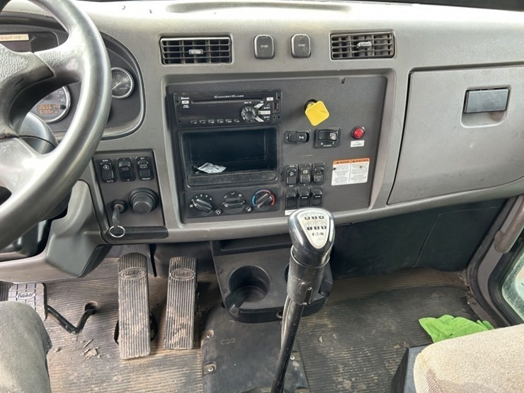 2017-peterbilt-337-image-12