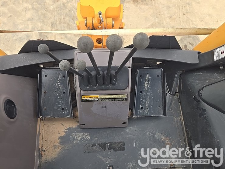 2004-case-580m-image-75