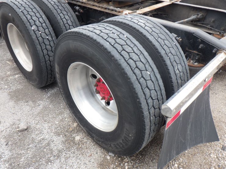 2011-freightliner-cascadia-125-image-12