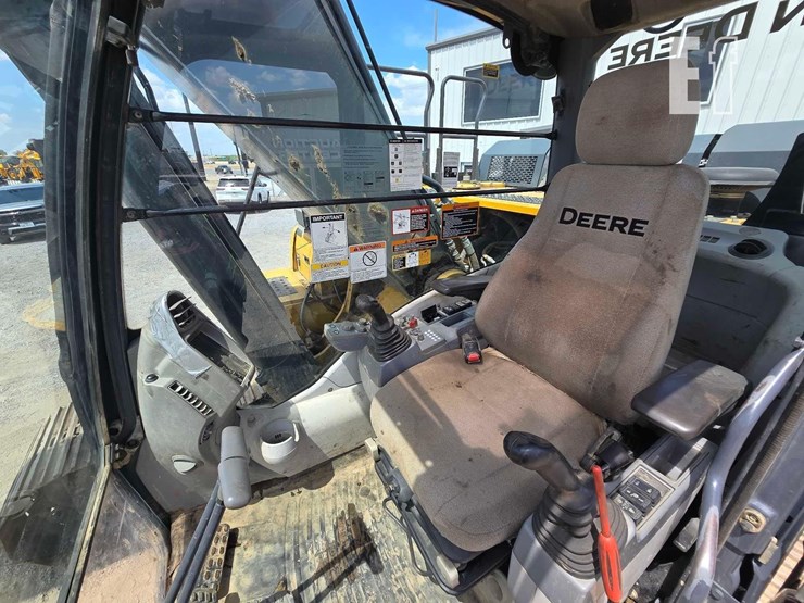 2018-deere-250g-lc-image-14