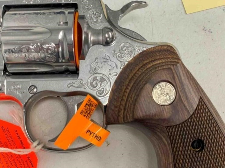 colt-revolver-image-18