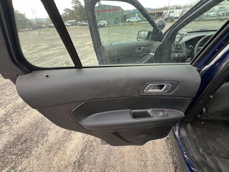 2017-ford-explorer-image-22