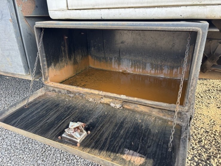 1985-international-4700-image-18