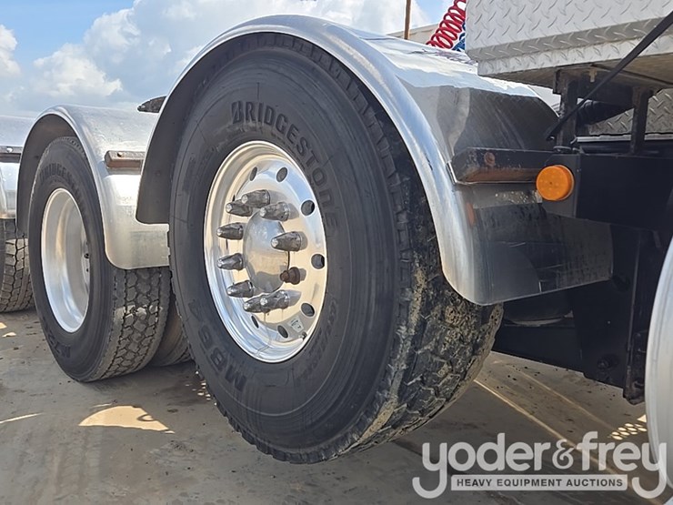 2014-kenworth-t880-image-22