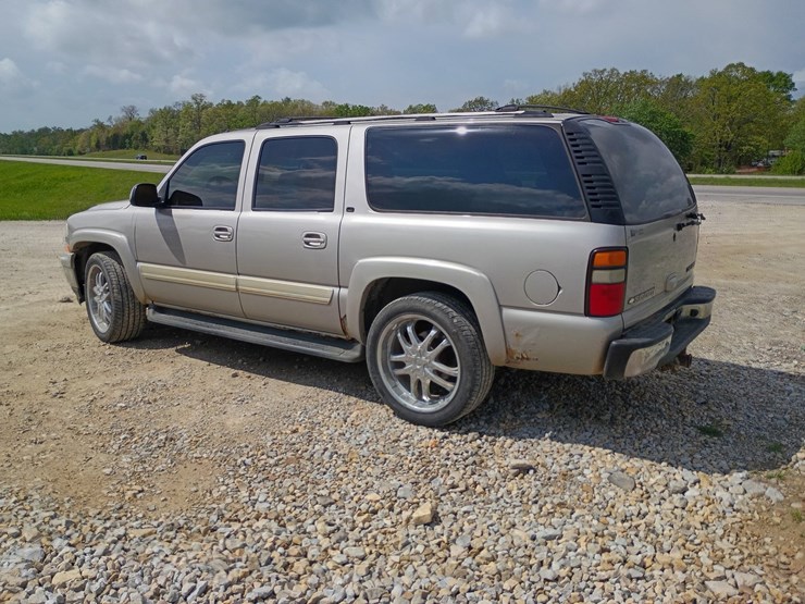2005-chevrolet-suburban-image-4