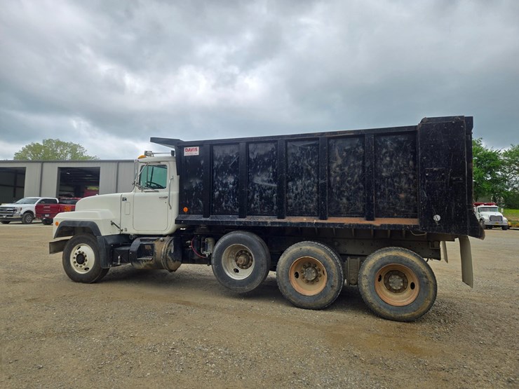 2001-mack-rd690s-image-9