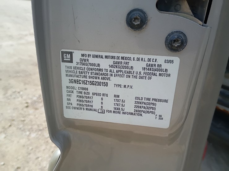 2005-chevrolet-suburban-image-35