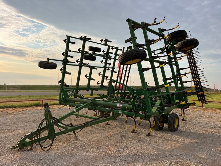 2004-john-deere-2210-image-1