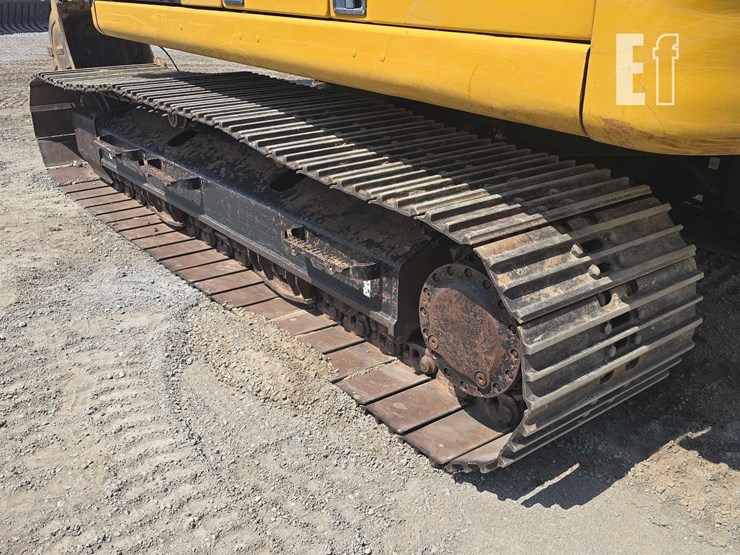 2019-caterpillar-320-image-32