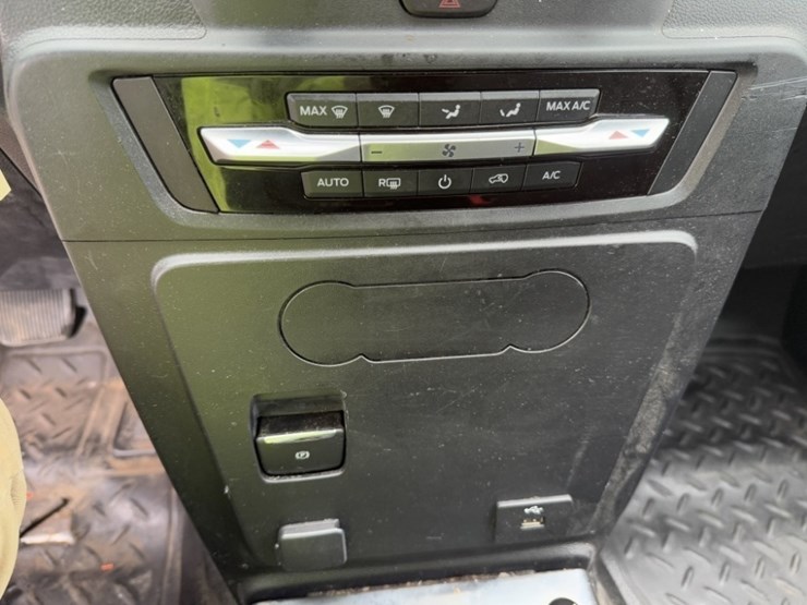 2020-ford-explorer-image-31