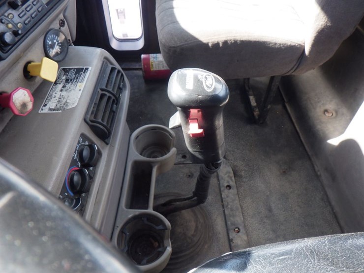 2001-mack-ch613-image-16