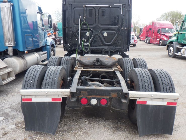 2011-freightliner-cascadia-125-image-8