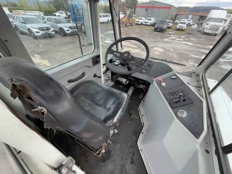 2010-kalmar-ottawa-yard-spotter-truck-image-18