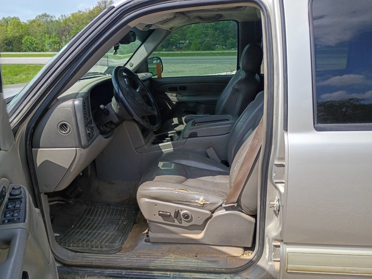 2005-chevrolet-suburban-image-29