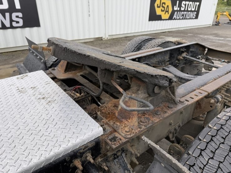 mack-cxu-tri-axle-truck-tractor-image-18