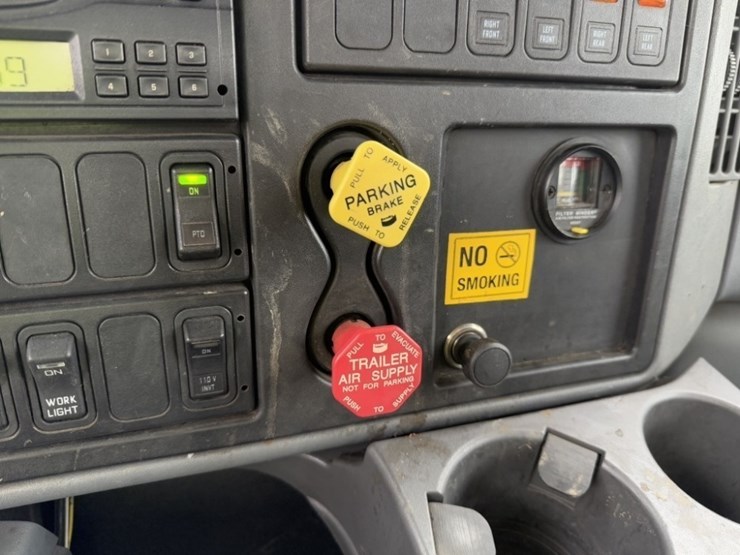 2007-international-7400-image-35