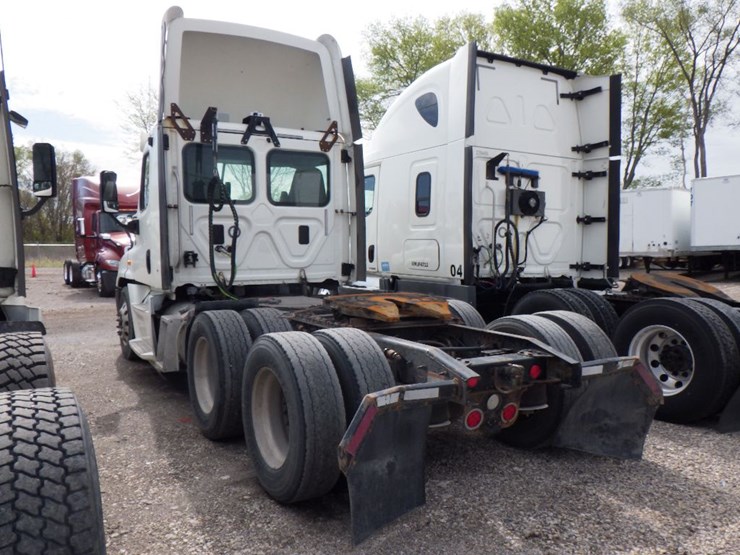 2017-freightliner-cascadia-125-image-11