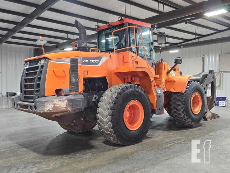 2017-doosan-dl300-5-image-3