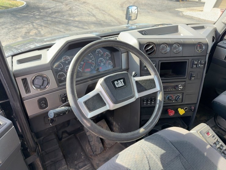 2015-caterpillar-ct660-image-36