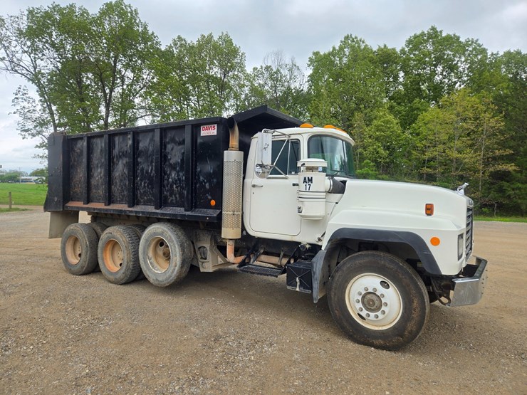 2001-mack-rd690s-image-24