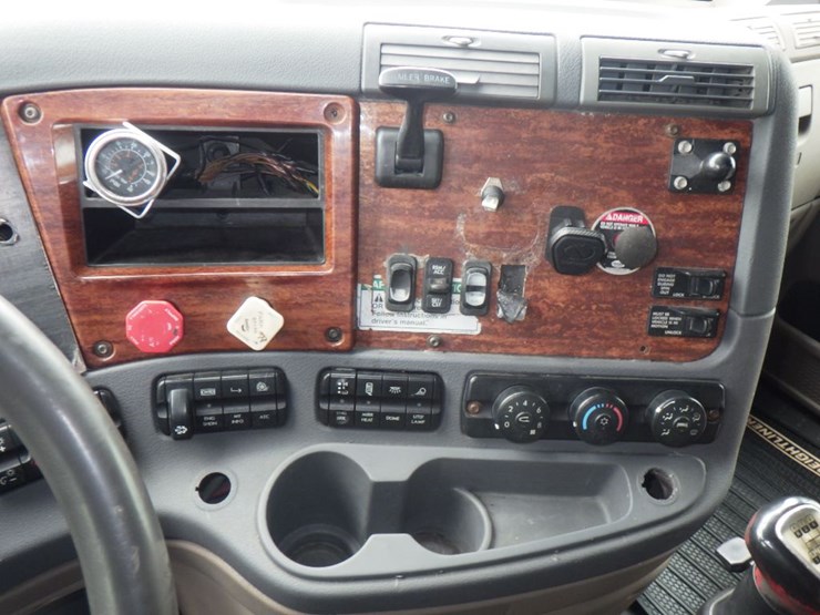 2011-freightliner-cascadia-125-image-16