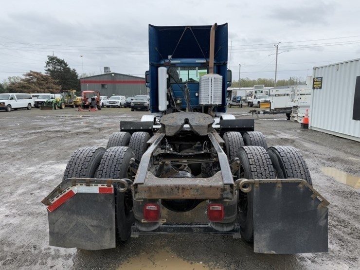 mack-cxu-tri-axle-truck-tractor-image-5